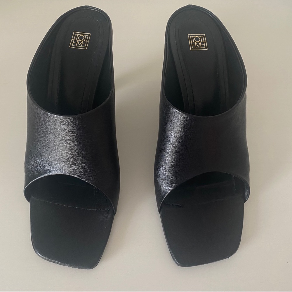 TOTEME OPEN TOE LEATHER MULES - BLACK